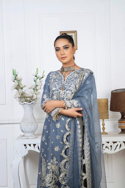 “Noor-e-Raahat” Pure Crinkle Maxi Set – Luxe Festive Edit (2744)